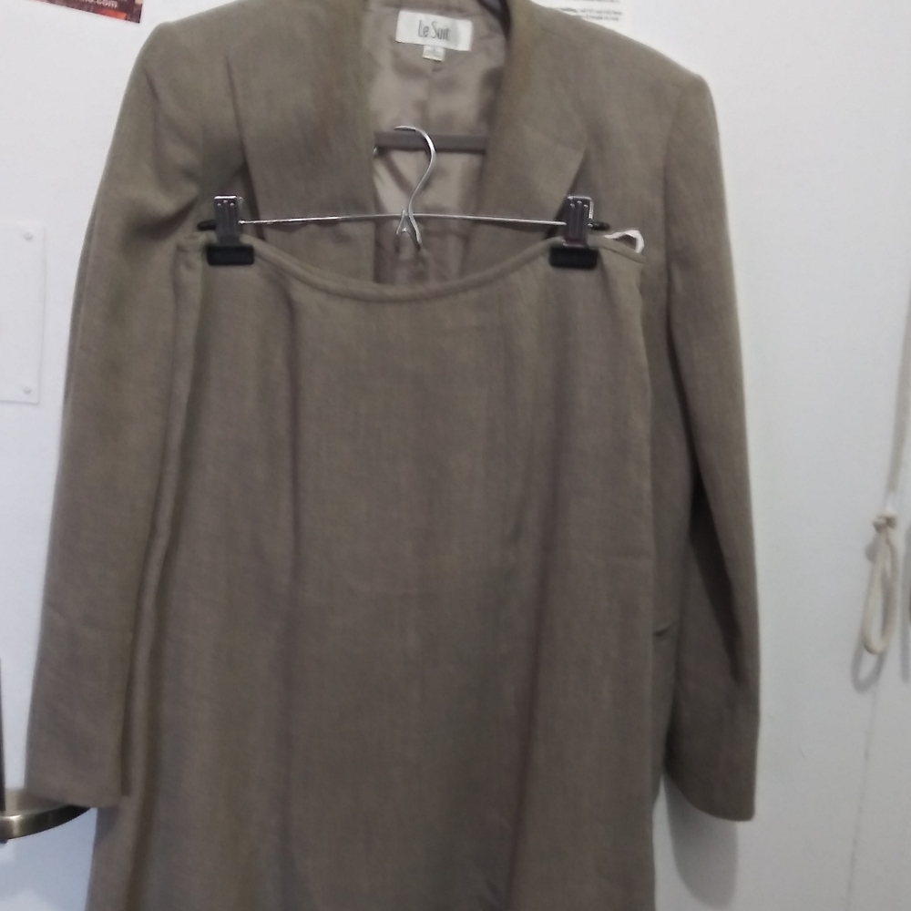 Women's two piece Le Suit skirt set.